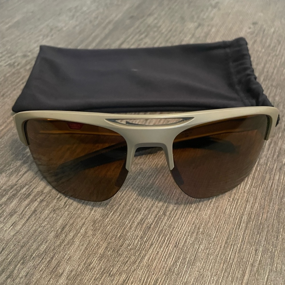 Men’s Oakley Sunglasses - like new!